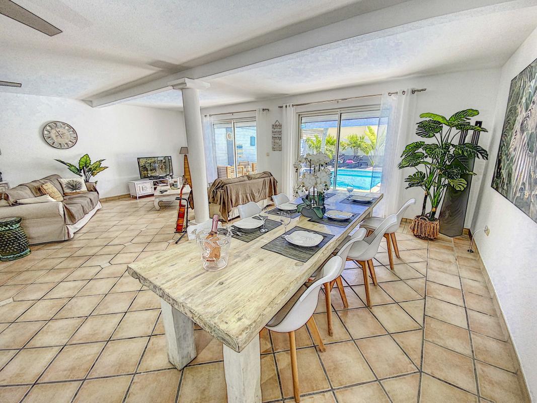 Location Villa 3 chambres Orient Bay St Martin-salle a manger-11